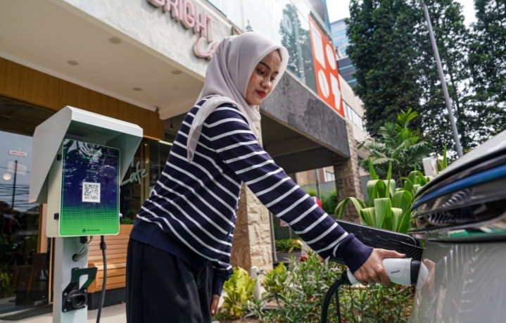 Pengisian daya kendaraan listrik di SPKLU Pertamina melalui program Green Wednesday yang memberikan bonus bagi pengguna EV.