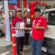 Kegiatan pembagian takjil gratis oleh petugas SPBU COCO Pertamina kepada pengendara selama program MyPertamina Berbagi Ramadan.