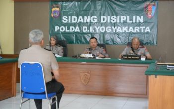 Suasana sidang disiplin Polda DIY terhadap mantan Kapolresta Sleman di ruang sidang internal kepolisian.