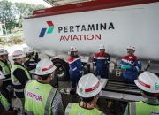 Petugas Pertamina melakukan quality control avtur di Aviation Fuel Terminal Halim Perdanakusuma bersama rombongan pemimpin redaksi media.