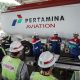 Petugas Pertamina melakukan quality control avtur di Aviation Fuel Terminal Halim Perdanakusuma bersama rombongan pemimpin redaksi media.