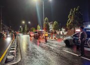 Polisi mengevakuasi korban kecelakaan motor tunggal di Jalan Padjajaran Sleman yang menyebabkan seorang pengendara meninggal dunia.