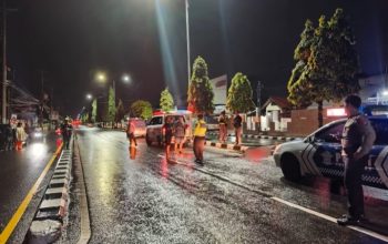 Polisi mengevakuasi korban kecelakaan motor tunggal di Jalan Padjajaran Sleman yang menyebabkan seorang pengendara meninggal dunia.