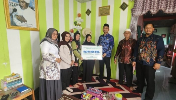 BPJS Ketenagakerjaan Batulicin Serahkan Santunan Rp70 Juta dan Beasiswa Rp131 Juta kepada Keluarga Korban Kecelakaan Kerja