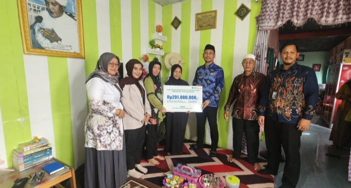Penyerahan santunan BPJS Ketenagakerjaan Batulicin kepada keluarga korban kecelakaan kerja di Tanah Bumbu disaksikan perwakilan instansi terkait.