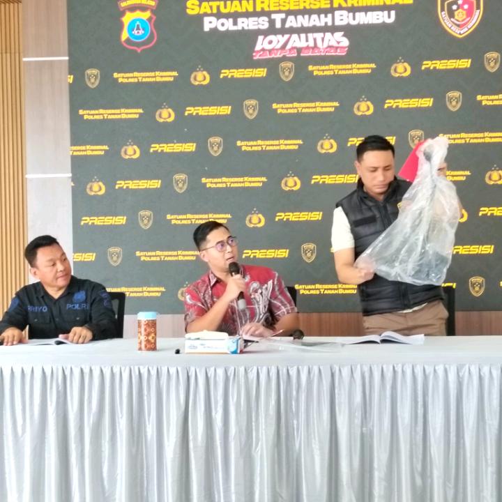 Konferensi pers Polres Tanah Bumbu terkait pengungkapan kasus pembunuhan di Gunung Besar dengan penunjukan barang bukti oleh penyidik.