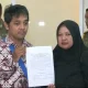 Hogi Minaya berdiri di sebelah kiri bersama istrinya, Arsita Minaya, di sebelah kanan. Foto terkait pemberitaan akhir kasus hukum yang sempat menjerat Hogi Minaya saat membela istrinya dari jambret.