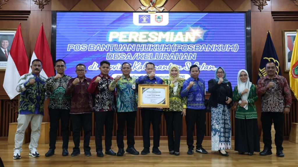 Penyerahan penghargaan Menteri Hukum RI kepada Pemerintah Kabupaten Tanah Bumbu atas dukungan Pos Bantuan Hukum desa