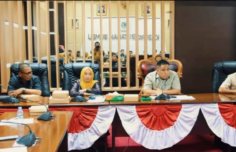 Suasana rapat DPRD Tanah Bumbu dengan Sekda dan BPKAD membahas pemangkasan durasi perjalanan dinas 2026 di ruang komisi.
