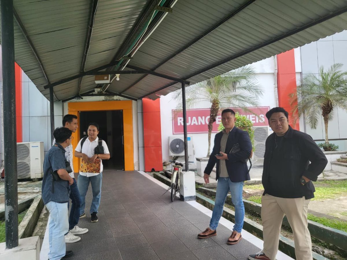 Tim kuasa hukum LBH PHRI memberikan keterangan pers terkait pendampingan hukum dugaan malapraktik di RSUD dr. Doris Sylvanus Palangka Raya.