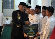 Bupati Tanah Laut menyerahkan bantuan hibah keagamaan kepada pengurus langgar dalam Safari Ramadan 2026 di Masjid Jami Al Muhajirin Panyipatan.