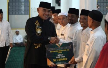 Bupati Tanah Laut menyerahkan bantuan hibah keagamaan kepada pengurus langgar dalam Safari Ramadan 2026 di Masjid Jami Al Muhajirin Panyipatan.