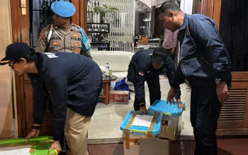 Petugas kepolisian mengamankan sejumlah kotak barang bukti saat penggeledahan rumah dalam kasus dugaan pencucian uang hasil tambang emas ilegal.