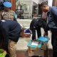 Petugas kepolisian mengamankan sejumlah kotak barang bukti saat penggeledahan rumah dalam kasus dugaan pencucian uang hasil tambang emas ilegal.