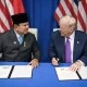 Presiden Indonesia dan Presiden Amerika Serikat saat penandatanganan perjanjian dagang ART terkait tarif ekspor dan kerja sama transfer data konsumen di Washington DC.