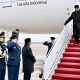 Presiden Prabowo Subianto tiba di Washington DC dan disambut pejabat setempat saat turun dari Pesawat Kepresidenan Garuda Indonesia-1 di Pangkalan Militer Andrews.