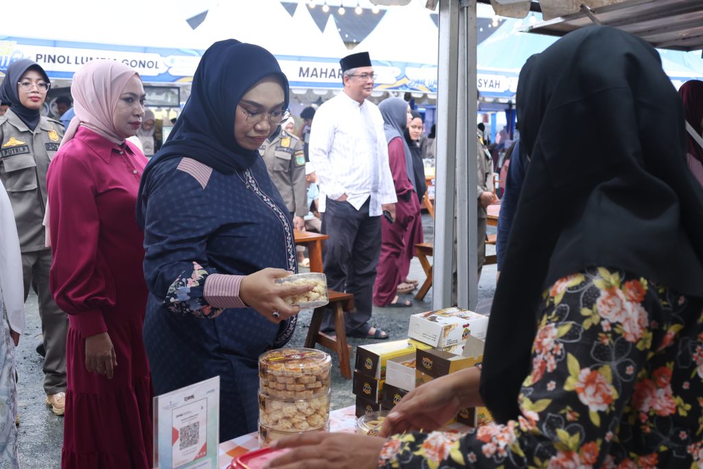 Andi Irmayani Rudi Latif membeli jajanan tradisional UMKM pada kegiatan Aksi Bajual Wadai 2026 di Tanah Bumbu