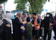 TP PKK dan Dekranasda Tanah Bumbu Bagikan Takjil Ramadan di Batulicin