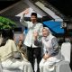 Bupati Sukamara Masduki berinteraksi dengan peserta pawai takbiran dan warga di malam Idulfitri.