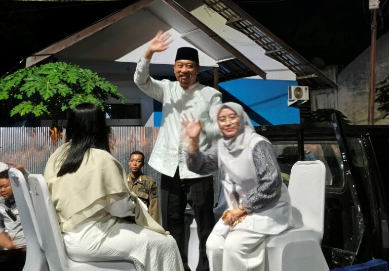 Bupati Sukamara Masduki berinteraksi dengan peserta pawai takbiran dan warga di malam Idulfitri.