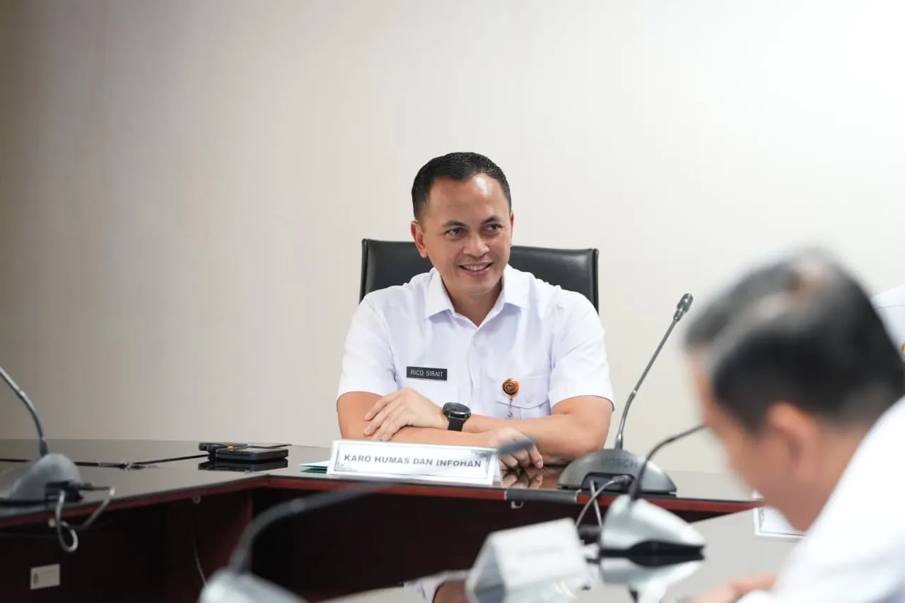 Rico Ricardo Sirait memberikan keterangan soal prajurit TNI gugur di Lebanon dalam misi UNIFIL
