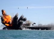Kapal tanker meledak dan terbakar di perairan Selat Hormuz di tengah konflik Iran dengan Amerika Serikat dan Israel.
