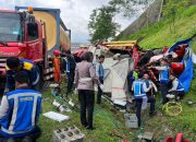 Petugas mengevakuasi truk yang terlibat kecelakaan beruntun di Tol Solo Semarang KM 431 Ungaran Timur Kabupaten Semarang.
