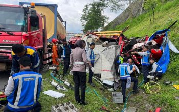 Petugas mengevakuasi truk yang terlibat kecelakaan beruntun di Tol Solo Semarang KM 431 Ungaran Timur Kabupaten Semarang.