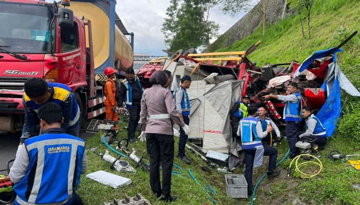Kecelakaan 3 Truk di Tol Solo–Semarang, 1 Orang Tewas dan 3 Luka