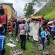 Petugas mengevakuasi truk yang terlibat kecelakaan beruntun di Tol Solo Semarang KM 431 Ungaran Timur Kabupaten Semarang.