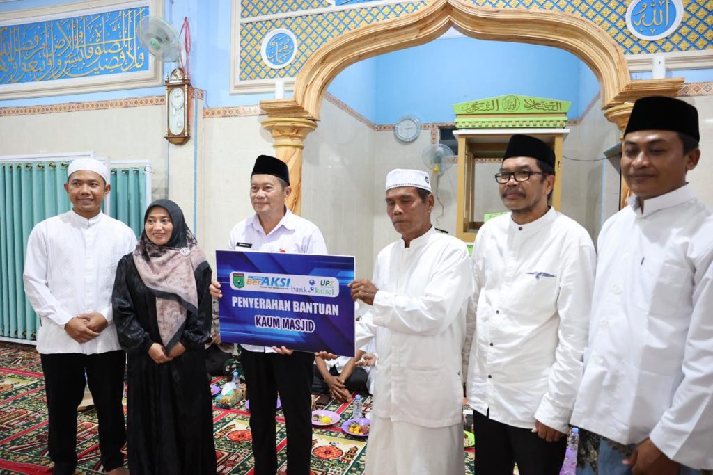 Sekda Tanah Bumbu dan Asisten Ekonomi Pembangunan menyerahkan bantuan kepada kaum masjid saat Safari Ramadan di Masjid Al Amin Karang Bintang.