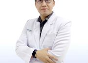 dr. Daniel Rizky, Sp.PD-KHOM, dokter spesialis penyakit dalam konsultan hematologi onkologi, saat memberikan penjelasan terkait penanganan kanker pada lansia