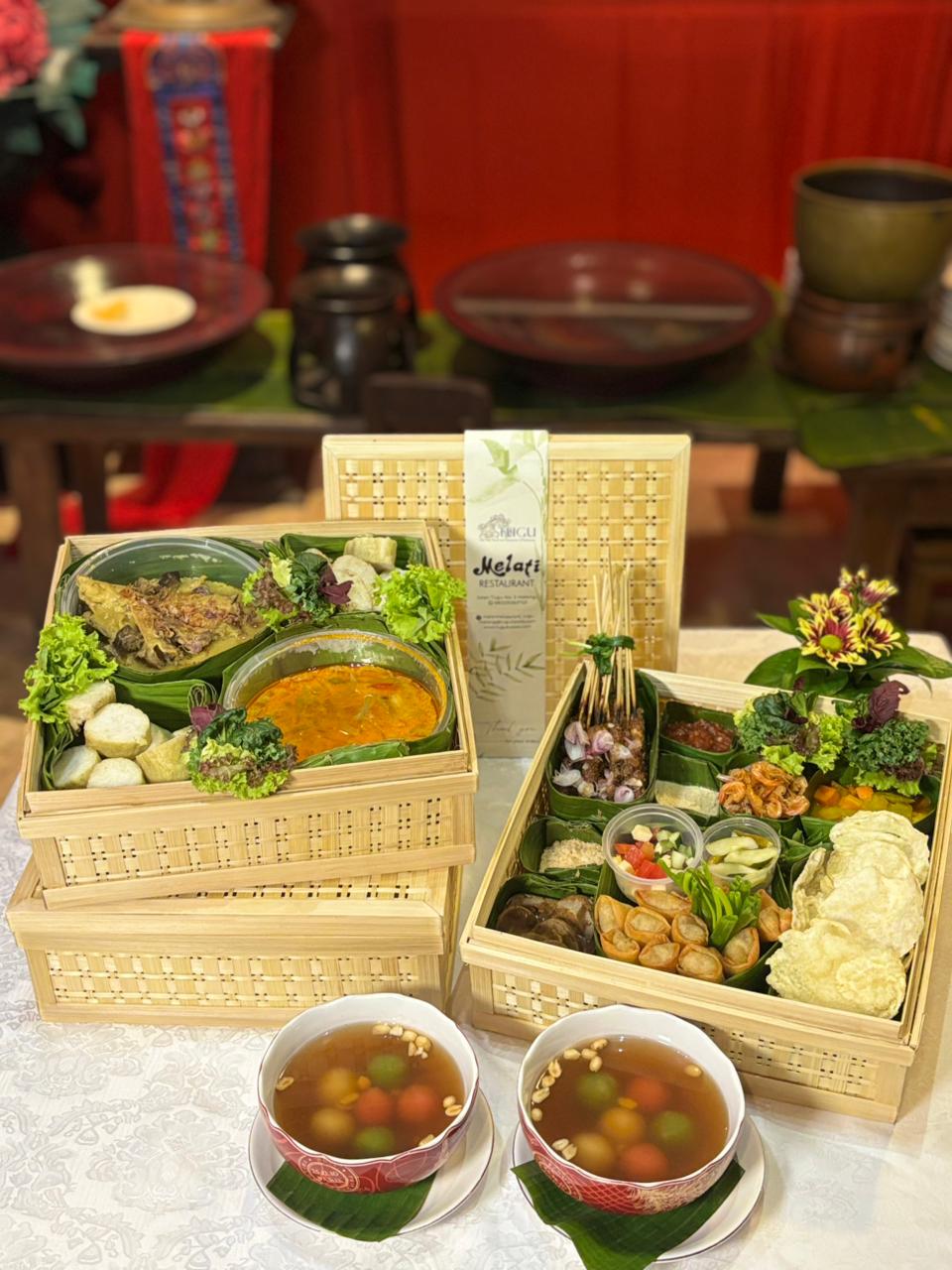 Hidangan Lontong Cap Go Meh lengkap dengan berbagai lauk tradisional Peranakan yang disajikan di Melati Restaurant, Hotel Tugu Malang.