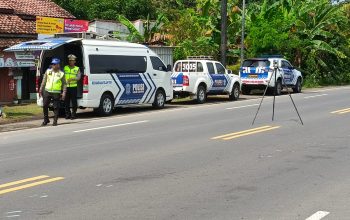 Petugas Satlantas Polres Kulonprogo melakukan olah TKP kecelakaan dua sepeda motor di Simpang Empat Mlangsen.