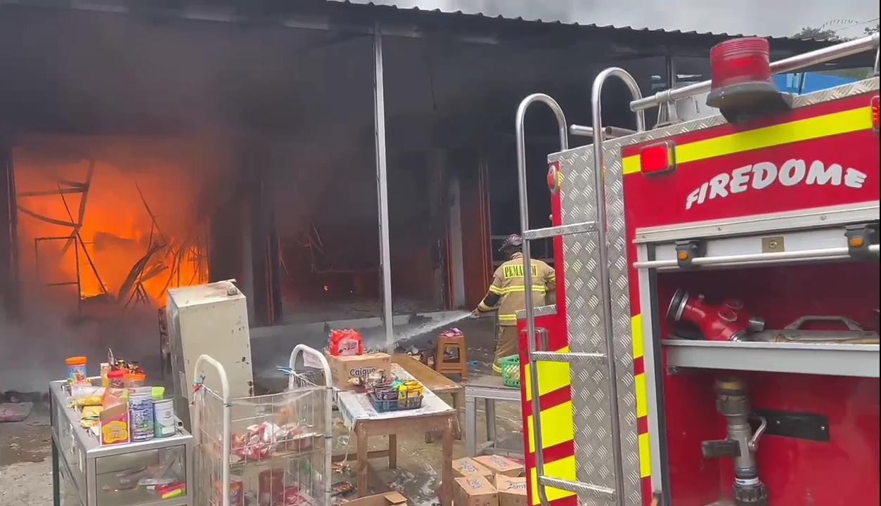 Kebakaran tiga ruko sembako dan toko accu di Desa Leuwilaja Sindangwangi Majalengka saat proses pemadaman oleh petugas damkar.