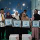 Penyerahan piagam penghargaan kepada masyarakat saat kegiatan Safari Ramadhan Pemerintah Kabupaten Kotabaru di Desa Sampanahan.