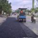 Alat berat melakukan pengaspalan Jalan Ahmad Yani di Kersik Putih, Batulicin, Tanah Bumbu untuk memperbaiki ruas jalan yang sebelumnya berlubang.