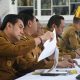 Wakil Bupati Pulang Pisau H. Ahmad Jayadikarta memegang berkas dalam rapat pimpinan Kartu Huma Betang Sejahtera di Palangka Raya.