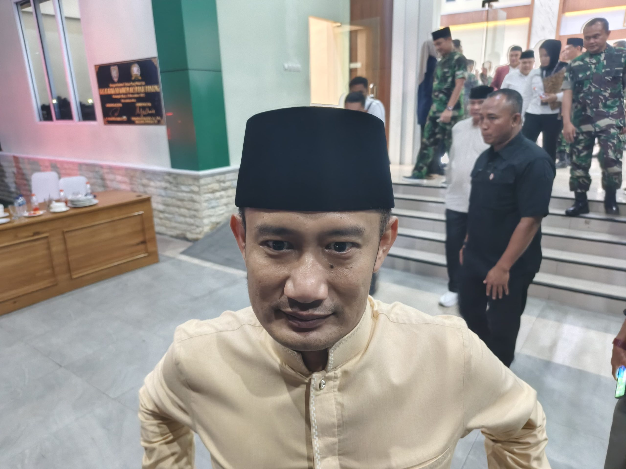 Wali Kota Palangka Raya Fairid Naparin memberikan keterangan kepada awak media terkait relokasi Puskesmas Kayon dan rencana layanan kesehatan 24 jam.