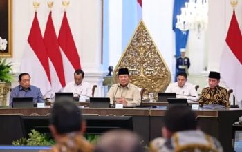 Presiden Prabowo Subianto memimpin pertemuan dengan mantan presiden, mantan wakil presiden, dan pimpinan partai politik di Istana Negara, Jakarta.