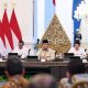 Presiden Prabowo Subianto memimpin pertemuan dengan mantan presiden, mantan wakil presiden, dan pimpinan partai politik di Istana Negara, Jakarta.