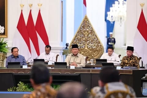 Presiden Prabowo Subianto memimpin pertemuan dengan mantan presiden, mantan wakil presiden, dan pimpinan partai politik di Istana Negara, Jakarta.