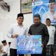Bupati Tanah Bumbu Andi Rudi Latif menyerahkan bantuan hibah rumah ibadah kepada pengurus Masjid An-Nur pada kegiatan Safari Ramadan di Kecamatan Mantewe.