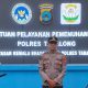 Kasi Humas Polres Tabalong Iptu Heri Siswoyo di depan Satuan Pelayanan Pemenuhan Gizi Polres Tabalong yang menyalurkan program Makanan Bergizi Gratis bagi siswa dan posyandu di Tabalong