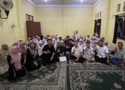 Pengurus Tidar Banjarmasin foto bersama anak-anak yatim Panti Asuhan Sentosa dalam kegiatan santunan dan buka puasa Ramadan di Banjarmasin.