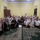 Pengurus Tidar Banjarmasin foto bersama anak-anak yatim Panti Asuhan Sentosa dalam kegiatan santunan dan buka puasa Ramadan di Banjarmasin.