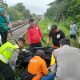 Petugas mengevakuasi korban bocah lima tahun yang tertabrak kereta api di jalur rel Gamping Sleman.