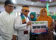 Bupati Kotabaru Muh Rusli menyerahkan bantuan kepada warga saat Safari Ramadan di Desa Teluk Tamiang.