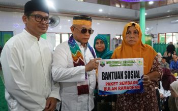 Bupati Kotabaru Muh Rusli menyerahkan bantuan kepada warga saat Safari Ramadan di Desa Teluk Tamiang.
