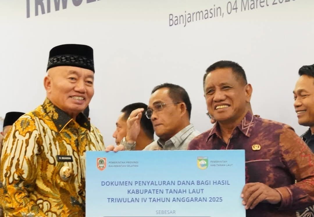 Gubernur Kalsel H Muhidin menyerahkan dana bagi hasil pajak daerah kepada Wakil Bupati Tanah Laut Zazuli di Banjarmasin.